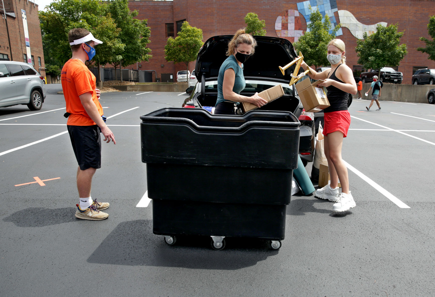 SLU freshmen move in to dorms